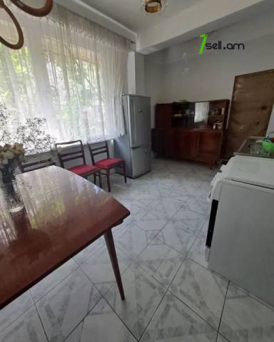 3 սենյականոց բնակարան Սարյան փողոցում, 77 ք.մ., մի քանի պատշգամբ, 2/5 հարկ, կոսմետիկ վերանորոգում