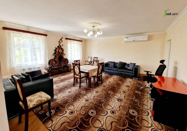 Երկու հարկանի քարե տուն Միչուրինի փողոցում Էրեբունիում, 380 ք.մ., 3+ սանհանգույց, եվրովերանորոգված