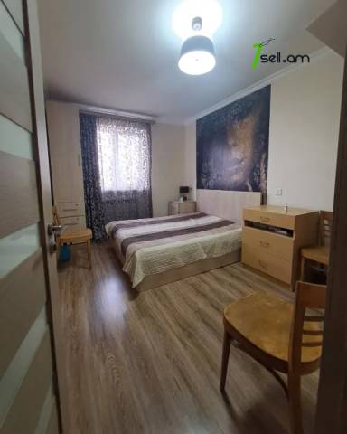 3 սենյականոց բնակարան Լենինգրադյան փողոցում, 75 ք.մ., 2 սանհանգույց, բարձր առաստաղներ, 3/5 հարկ