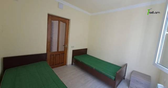 Մեկ հարկանի քարե տուն Տոլստոյի փողոցում կենտրոնում, 80 քմ, կապիտալ վերանորոգված