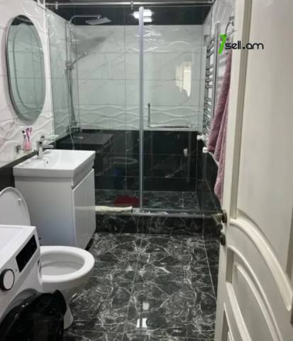 4 սենյականոց բնակարան Էրեբունու փողոցում, 90 քմ, դիզայներական ոճով վերանորոգված, քարե շենք