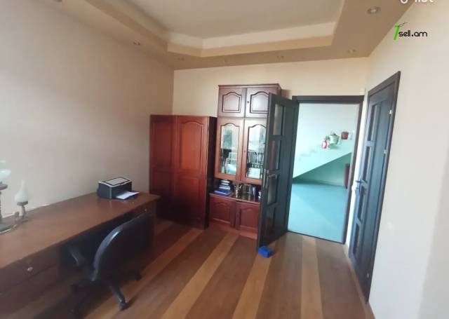 Երեք հարկանի տուն Բագրևանդի փողոցում Նոր Նորքում, 320 քմ, 2 սանհանգույց, կապիտալ վերանորոգված