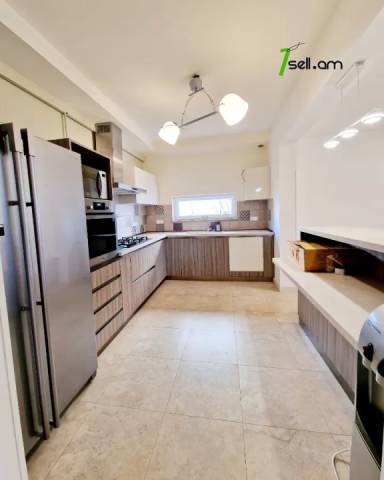 Երեք հարկանի քարե թաունհաուզ, Վահագնի Թաղամաս Աջափնյակում, 400 ք.մ., 3+ սանհանգույց