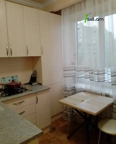 1 սենյականոց բնակարան Քաջազնունի փողոցում, 40 քմ, նախավերջին հարկ, կապիտալ վերանորոգված, քարե շենք