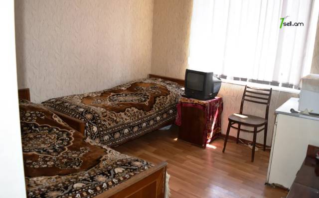 2 սենյականոց բնակարան Սայաթ-Նովա փողոցում, 40 քմ, բարձր առաստաղներ, կոսմետիկ վերանորոգում, քարե շենք