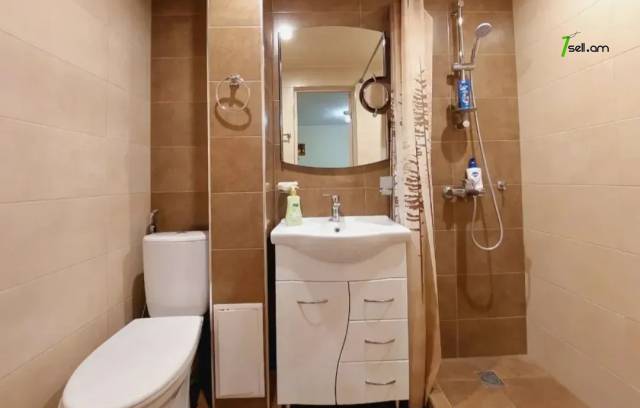 2 սենյականոց բնակարան Մեսրոպ Մաշտոցի պողոտայում, 50 ք.մ., 2/5 հարկ, կապիտալ վերանորոգված, քարե շենք