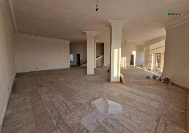 Բազմաֆունկցիոնալ գույք Պրահայի փողոցում կենտրոնում, 960 ք.մ.