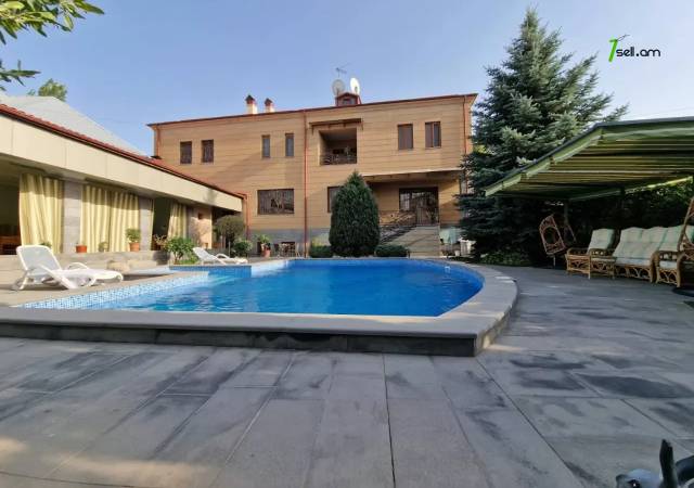 Երկու հարկանի քարե տուն Մոլդովական փողոցում Նոր Նորքում, 1300 ք.մ., 3+ սանհանգույց, եվրովերանորոգված