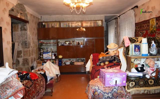 Մեկ հարկանի քարե տուն, Կոմինտերնի փողոցի 3-րդ նրբանցք Գյումրիում, 127 քմ, մասնակի վերանորոգում