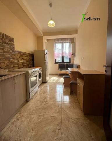 3 սենյականոց բնակարան Մարշալ Խուդյակովի փողոցում, 80 քմ, 2/4 հարկ, 2 սանհանգույց, բարձր առաստաղներ