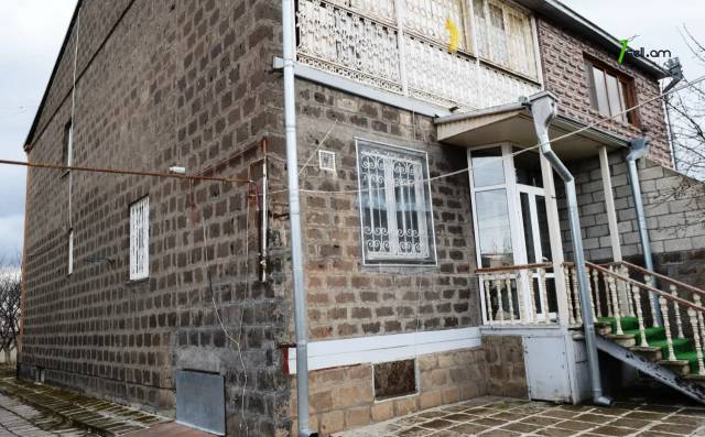 Երկու հարկանի քարե տուն, Մուշ 2 թաղամաս Գյումրիում, 161 ք.մ., 3+ սանհանգույց, եվրովերանորոգված