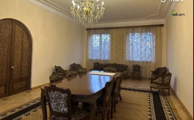 Երեք հարկանի քարե տուն Սարի Թաղի 9-րդ փողոցում Էրեբունիում, 351 ք.մ., 2 սանհանգույց