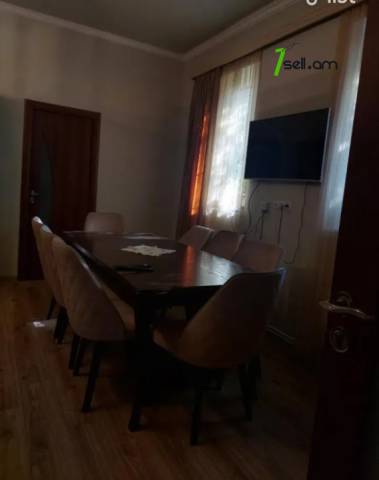 Մեկ հարկանի քարե տուն Սիլիկյան 12-րդ փողոցում Աջափնյակում, 500 ք.մ., 3+ սանհանգույց