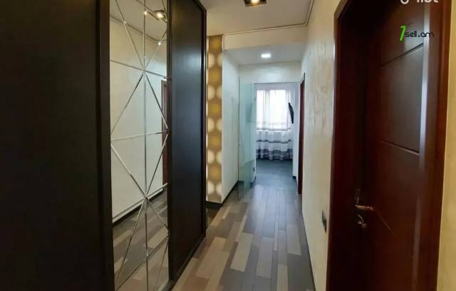 6 սենյականոց բնակարան Հանրապետության փողոցում, 230 ք.մ., նախավերջին հարկ, 3+ սանհանգույց