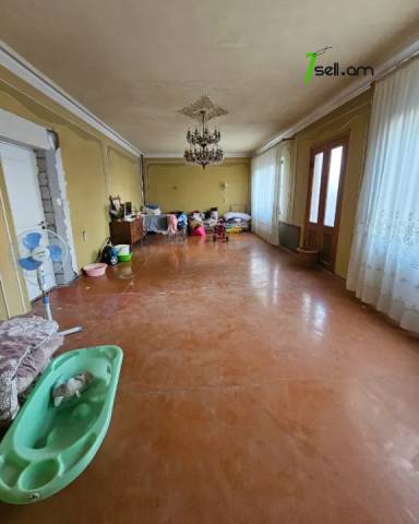 Երեք հարկանի քարե տուն Դավիթ Բեկի փողոցում Էրեբունիում, 480 ք.մ., 2 սանհանգույց, եվրովերանորոգված