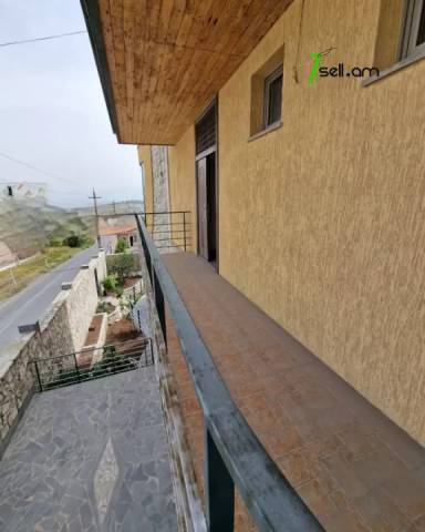 Երեք հարկանի քարե տուն, Նոյ թաղամաս Աջափնյակում, 600 ք.մ., 3+ սանհանգույց, եվրովերանորոգված