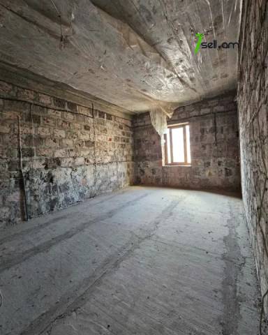 Երեք հարկանի տուն Պրահայի փողոցում կենտրոնում, 920 ք.մ., 3+ սանհանգույց, մասնակի վերանորոգում