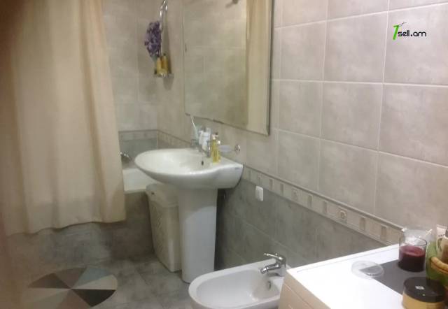 Մեկ հարկանի քարե տուն Բուռնազյան փողոցում Էրեբունիում, 300 ք.մ., կապիտալ վերանորոգված