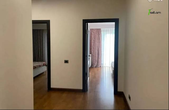 3 սենյականոց բնակարան Նալբանդյան փողոցում, 100 ք.մ., մի քանի պատշգամբ