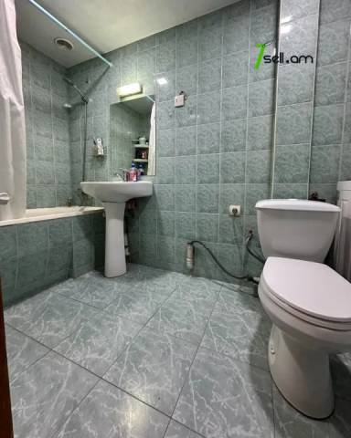 3 սենյականոց բնակարան Սարյանի փողոցում, 80 քմ, նախավերջին հարկ, եվրովերանորոգված, քարե շենք