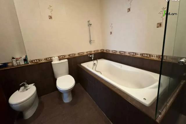 4 սենյականոց բնակարան նորակառույց շենքում Դերենիկ Դեմիրճյան փողոցում, 181 ք.մ., 4/11 հարկ