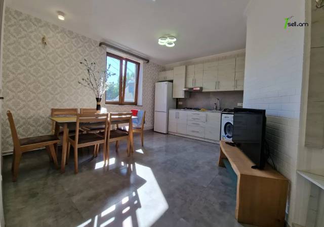 Երկու հարկանի քարե ամառանոց, Ջրվեժ թաղամաս Ջրվեժում, 800 ք.մ., 2 սանհանգույց, կապիտալ վերանորոգված