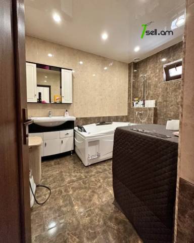 Մեկ հարկանի քարե տուն Սարյանի փողոցում կենտրոնում, 150 ք.մ., 3+ սանհանգույց, կապիտալ վերանորոգված