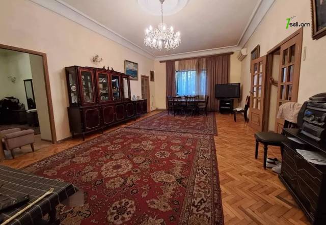 4 սենյականոց բնակարան Զարոբյան փողոցում, 162 ք.մ., նախավերջին հարկ, քարե շենք