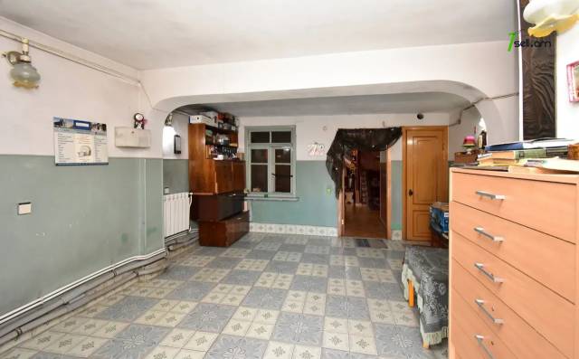 Երեք հարկանի քարե տուն Ազատամարտիկների փողոցում Էրեբունիում, 182 քմ, 2 սանհանգույց