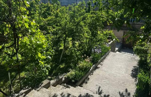 Մեկ հարկանի քարե տուն Աղասի փողոցում Քանաքեռ Զեյթունում, 400 ք.մ., եվրովերանորոգված