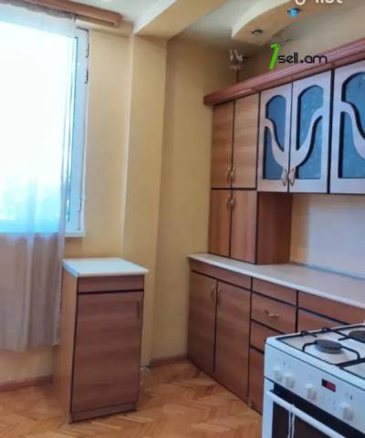 3 սենյականոց բնակարան Դավիթ Բեկի փողոցում, 80 ք.մ., նախավերջին հարկ, եվրովերանորոգված, քարե շենք