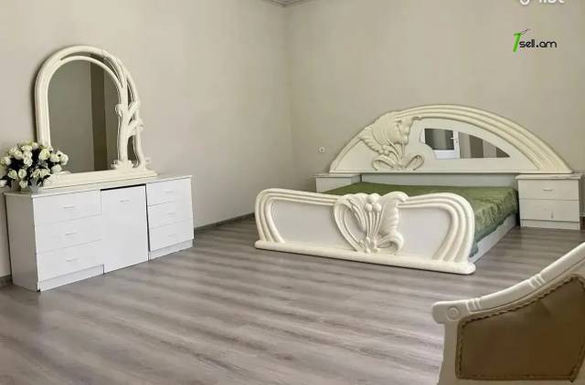 Չորս հարկանի քարե տուն Սիմեոն Երևանցու փողոցում կենտրոնում, 550 քմ, 3+ սանհանգույց