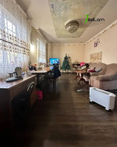 Մեկ հարկանի քարե տուն Ծխախոտագործների փողոցում կենտրոնում, 130 ք.մ., կոսմետիկ վերանորոգում