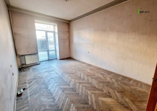 3 սենյականոց բնակարան Մեսրոպ Մաշտոցի պողոտայում, 110 ք.մ., բարձր առաստաղներ, նախավերջին հարկ