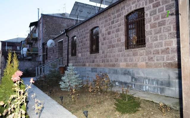 Երկու հարկանի քարե տուն 13-րդ փողոցում Գյումրիում, 716 քմ, 3+ սանհանգույց