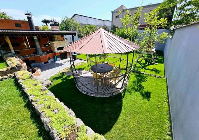 Երկու հարկանի քարե տուն Քաջազնունի փողոցում կենտրոնում, 750 քմ, 3+ սանհանգույց, կապիտալ վերանորոգված