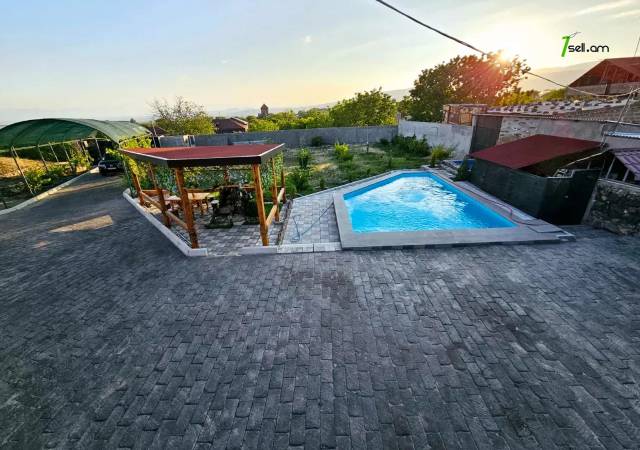 Երկու հարկանի քարե տուն, Աշտարակի խճուղի Աշտարակում, 1400 ք.մ., 2 սանհանգույց, կապիտալ վերանորոգված