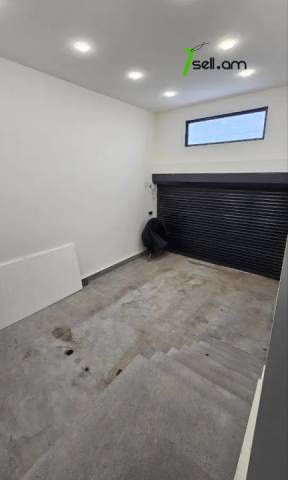 Երկու հարկանի քարե տուն Մարշալ Բաբաջանյանի փողոցում Ավանում, 500 քմ, 3+ սանհանգույց
