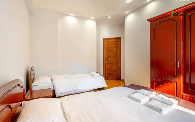 4 սենյականոց բնակարան նորակառույց շենքում Դեղատան փողոցում, 145 ք.մ., 2 սանհանգույց