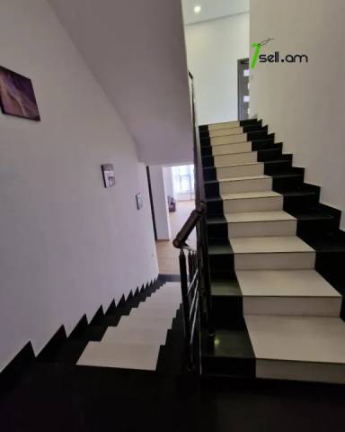 Երեք հարկանի տուն Պարույր Սևակի փողոցում Ավանում, 800 ք.մ., 3+ սանհանգույց, կապիտալ վերանորոգված