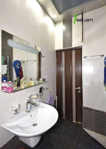 4 սենյականոց բնակարան Թումանյան փողոցում, 135 ք.մ., 3/5 հարկ, 2 սանհանգույց, բարձր առաստաղներ