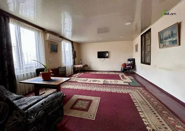 Երկու հարկանի տուն 28-րդ փողոցում Նոր Խարբերդում, 185 քմ, 2 սանհանգույց, եվրովերանորոգված