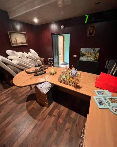 2 սենյականոց բնակարան Չարենցի փողոցում, 60 ք.մ., 1/3 հարկ, եվրովերանորոգված, քարե շենք