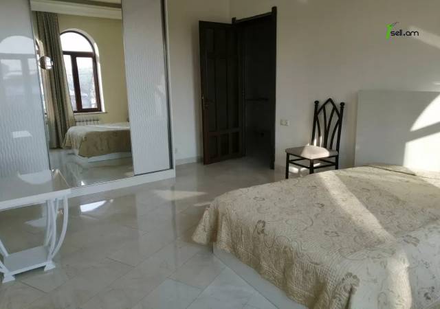 Երեք հարկանի քարե տուն, Ավան-Առինջ 2-րդ միկրոշրջան Ավանում, 1020 ք.մ., 3+ սանհանգույց