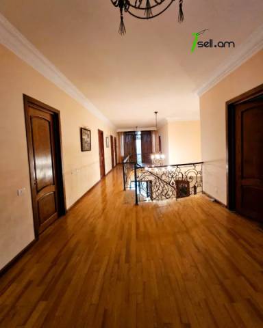 Երեք հարկանի քարե տուն, Գ-1 թաղամաս Աջափնյակում, 1391 ք.մ., 3+ սանհանգույց, կապիտալ վերանորոգված