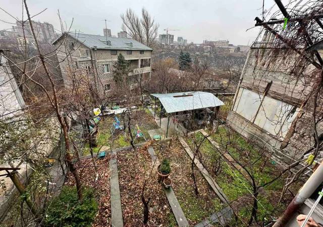 Մեկ հարկանի քարե տուն Քեռու փողոցում Արաբկիրում, 520 ք.մ.