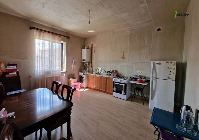 Մեկ հարկանի քարե տուն Ավանում, 1400 ք.մ., 2 սանհանգույց