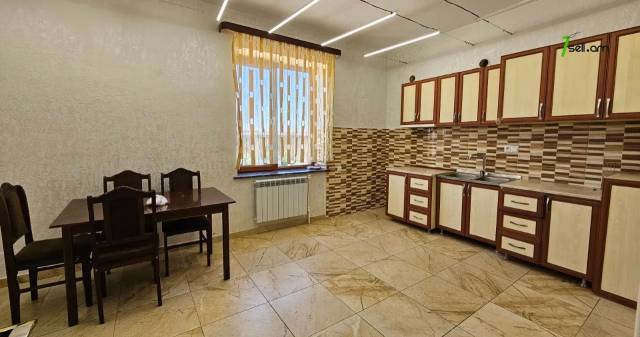 Երկու հարկանի քարե տուն Սիլիկյանի 5-րդ փողոցում Աջափնյակում, 820 քմ, 3+ սանհանգույց, մեծ հողամաս