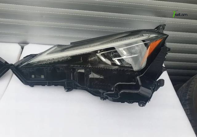 Lexus UX դիմացի ֆառեր