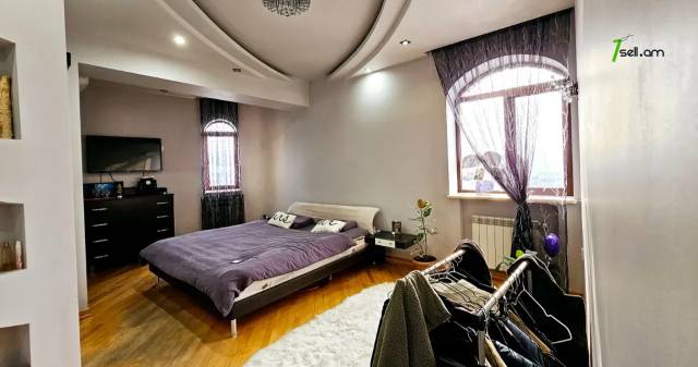 Երեք հարկանի քարե տուն Խաչատուր Աբովյանի փողոցում Ավանում, 1960 ք.մ., 3+ սանհանգույց